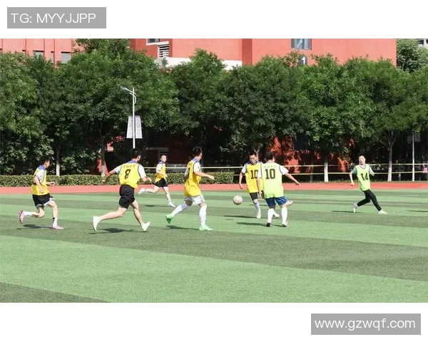 帅哥球星绿茵驰骋展现足球激情魅力与青春风采