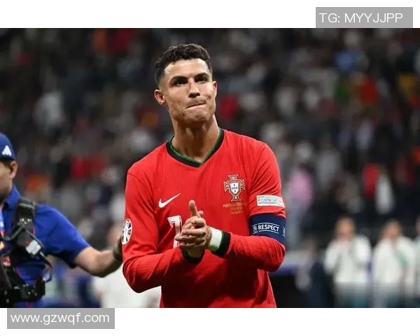 足球球星高难度摆腿动作高清展示瞬间展现技术与力量之美